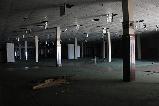 Abandoned Department Store in Cloverleaf Mall in Chesterfield, VA. Will Fisher, CC BY-SA 2.0