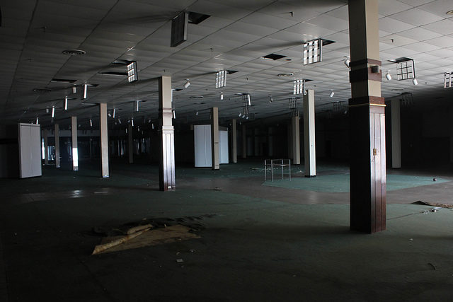 Abandoned Department Store in Cloverleaf Mall in Chesterfield, VA.Author: Will Fisher CC BY-SA 2.0