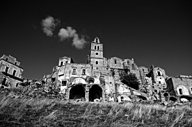 The Basilica in black and white. Author: Luca Roccotiello CC BY-SA 2.0