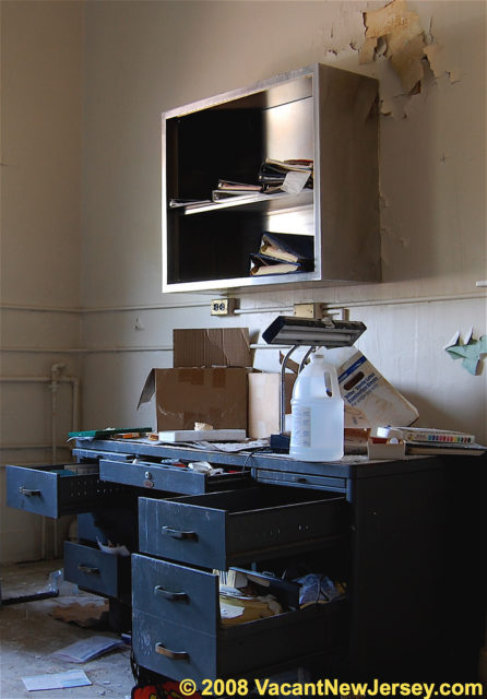 Abandoned office desk. Author: Justin Gurbisz CC BY-ND 2.0
