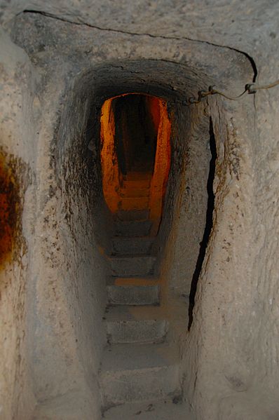 Claustrophobic hallway. Author: LWYang CC BY 2.0