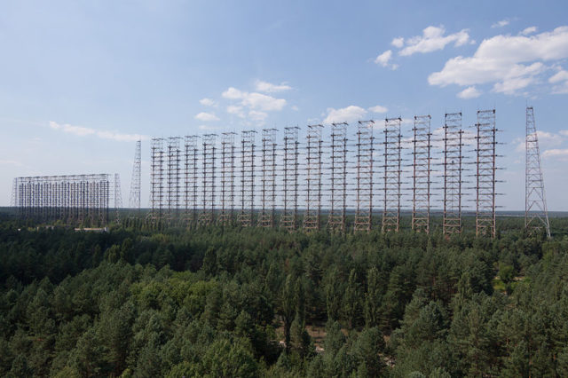 Full view of the two over-the-horizon radar antennas in the Chernobyl-2 complex. Author: Ingmar Runge CC BY 3.0