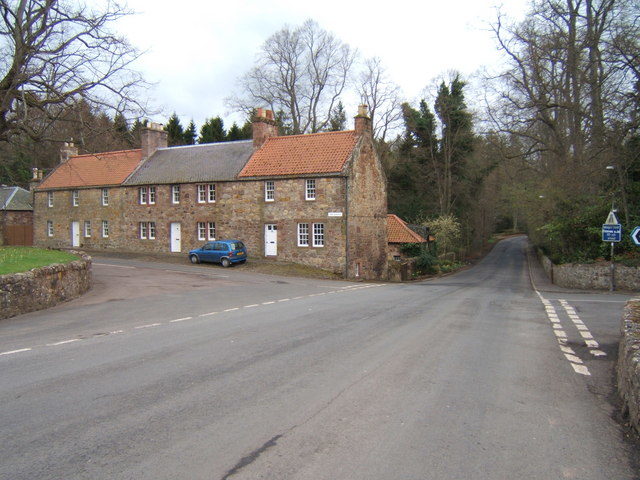 Gifford Village. The road to the left leads to Yester Castle. Author: Barbara Carr CC BY-SA 2.0