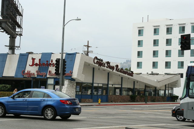 The southeastern corner of Johnie’s Coffee Shop on Wilshire Boulevard, 2009. Author: ChildofMidnight CC BY 3.0