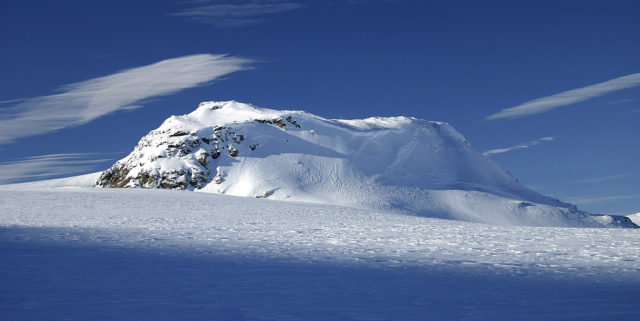 Hardangerjøkulen is the sixth largest glacier in mainland Norway and is located in Eidfjord and Ulvik municipalities. Author: Smtunli CC BY-SA 3.0.