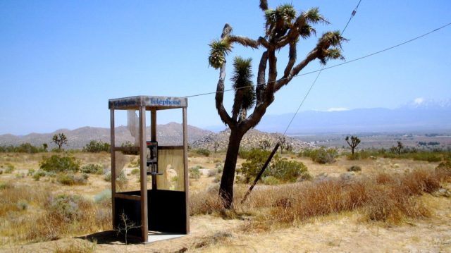 Picture of the Phone Booth standing in the middle of nowhere, 13 kilometers from any road in the desert – By Mwf95 – CC BY-SA 4.0