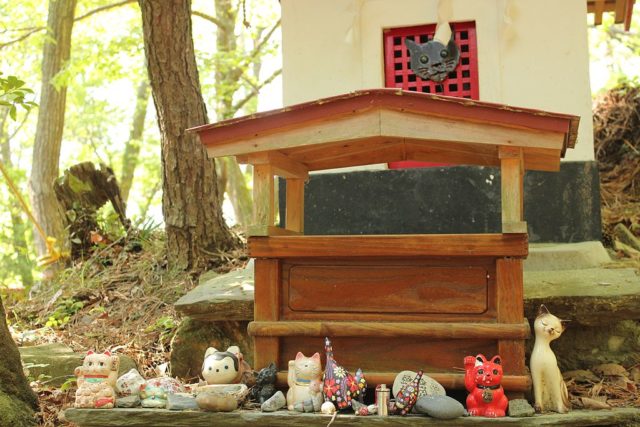 Anime cat Shrine on Tashirojima.Author: Gorilla Jones CC BY-SA 4.0  