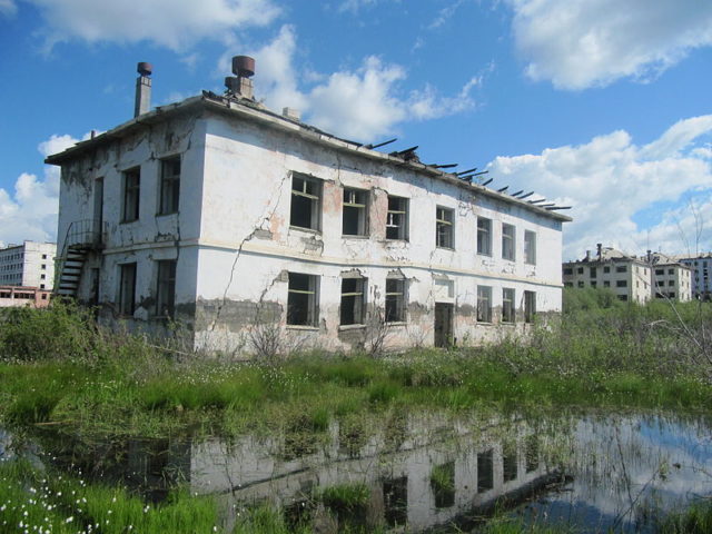 One of the abandoned buildings of Kadykchan. Author: Laika ac CC BY-SA 2.0