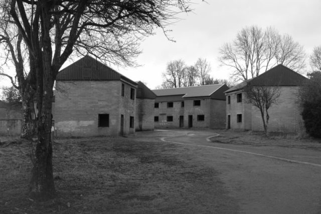 Original dwellings in the center.Author: Scott Wylie CC BY 2.5