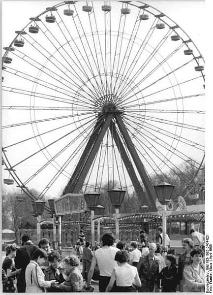 Spreepark Ferris wheel in 1985. Author: Franke, Klaus CC BY-SA 3.0 DE