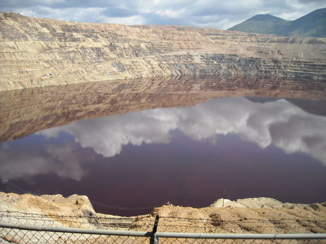 The Berkeley Pit acid lake. Author: Cybergrl23 CC BY-SA 3.0
