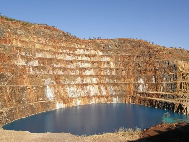 The open pit of Mary Kathleen mine. Author: Geomartin CC BY 3.0
