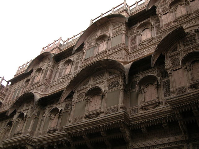 Balconies of an inner palace Mehrangarh Fort. Photo Credit: Const.crist, CC BY-SA 3.0