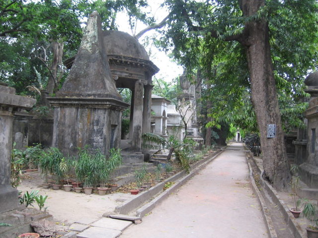 XVIII century tombs and mausoleums in the Park Street cemetery of Calcutta (now a public park). Author: Grentidez CC0