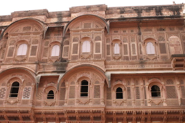 Carvings along the walls of fort. Photo Credit: Pratibha Choudhary, CC BY-SA 3.0