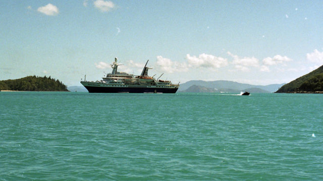 Ship World Discoverer Australia, 1990. Photo Credit: Monster4711, CC BY-SA 3.0