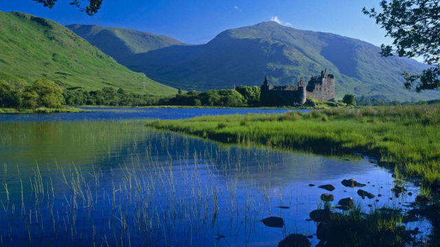 Kilchurn Castle on Loch Awe, Argyll and Bute, Scotland. argyllholidays.com, CC BY 2.0