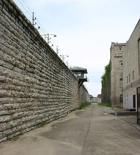 The prison wall. Author: Alison Groves CC BY-ND 2.0
