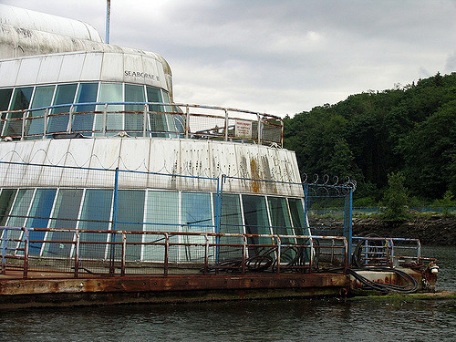 The rotten exterior of McBarge. Author: Ashley Fisher CC BY-SA 2.0