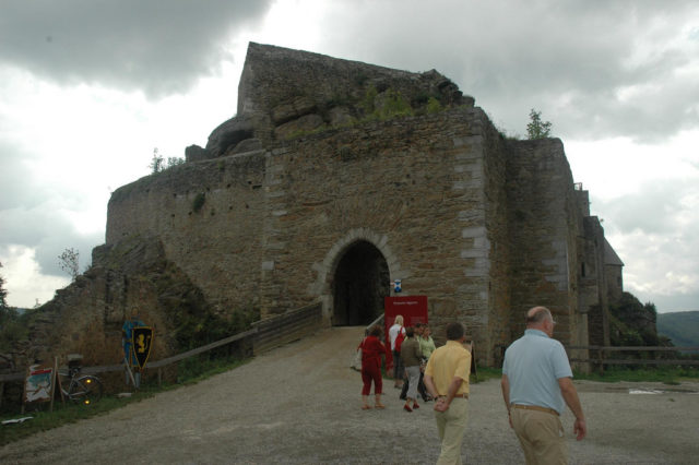 Tourists at the entrance. Author: Tauralbus CC BY 2.0