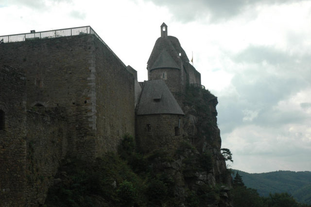 Defensive towers. Author: Tauralbus CC BY 2.0