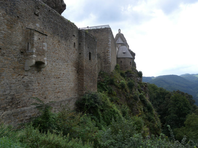 Right bank of the castle. Author: Tauralbus CC BY 2.0