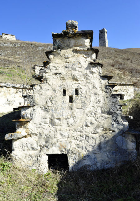 One of the characteristic crypts.Author: Alex Svirkin CC BY-SA 3.0