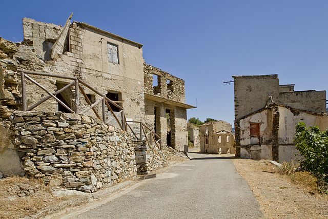 The abandoned houses in Old Gairo. Photo credit: trolvag, CC BY-SA 3.0