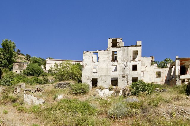Vegetation has overtaken the old village. Photo credit: trolvag, CC BY-SA 3.0
