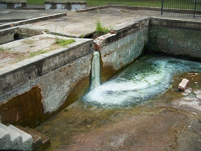White sulfur residue can be seen in this old spring fed pool. Author: Ebyabe CC BY-SA 3.0