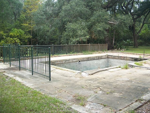 The once-bustling spa pools are now derelict and decaying. Author: Ebyabe CC BY-SA 3.0