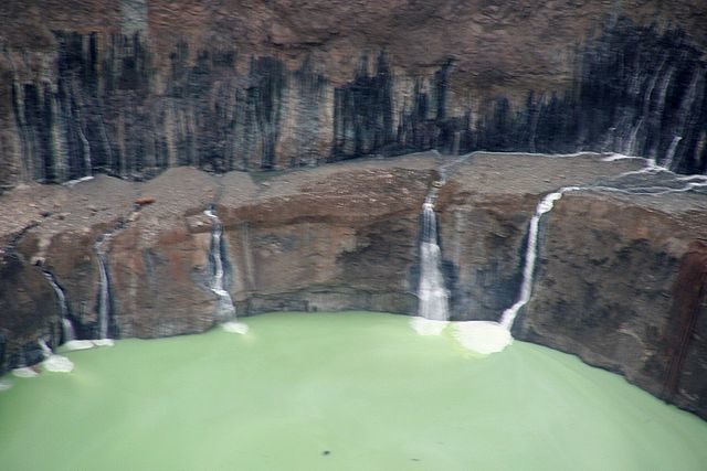 Sulfur lake in the mine. Author: Vladimir – Мирный CC BY 3.0