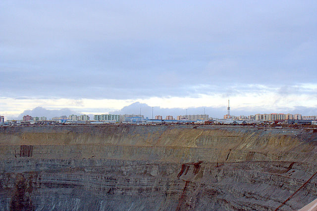 The town of Mirny and its mine. Author: Vladimir – Мирный CC BY 3.0