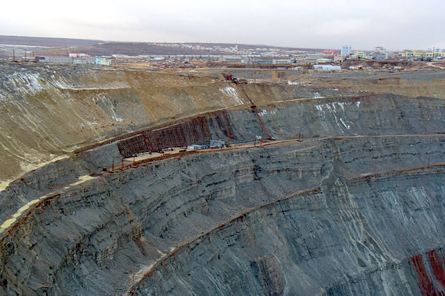 The mine with the town of Mirny in the background. Author: Vladimir – Мирный CC BY 3.0