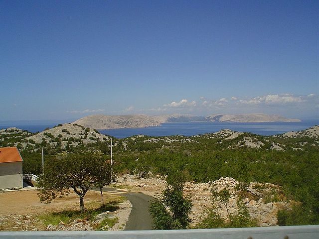 Panoramic view from the mainland. Guba Zoky Rabko, CC BY-SA 3.0