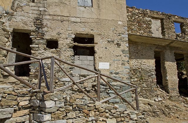 Via Marconi in the abandoned old village. Photo credit: trolvag, CC BY-SA 3.0