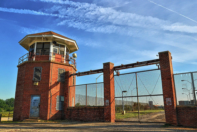 One of the guard towers at Lorton prison. Author: Forsaken Fotos CC BY 2.0