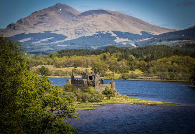 Kilchurn Castle on a rocky peninsula at the northeastern end of Loch Awe, in Argyll and Bute, Scotland. 4652 Paces, CC BY-ND 2.0