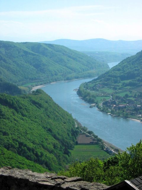 View of the Danube River from the castle ruin of Aggstein. Author: captain.orange CC BY-ND 2.0