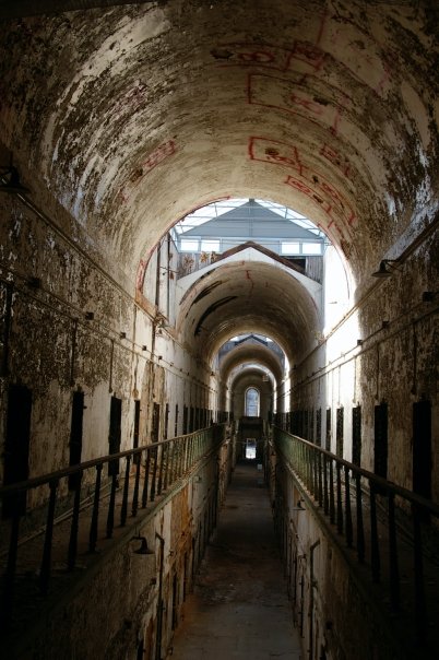 One of the two story cell blocks in Eastern State Penitentiary. Author: HRae CC BY-SA 3.0
