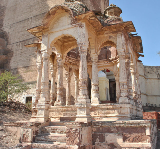 Empty Temple in front of Meherangarh fort. Photo Credit: Schwiki, CC BY-SA 3.0
