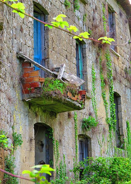 Forgotten balconies. Photo Credit: Gianfranco Vitolo, CC BY 2.0