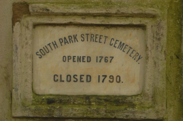 The marble plaque which reads: “South Park Street Cemetery, Opened 1767, Closed 1790. Author: Giridhar Appaji Nag Y CC BY 2.0