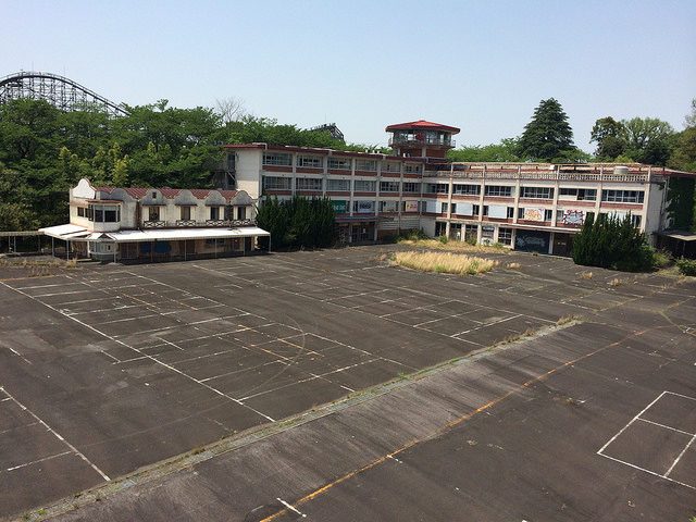 The Nara Dreamland deserted parking lot. – By JP Haikyo – CC BY 2.0