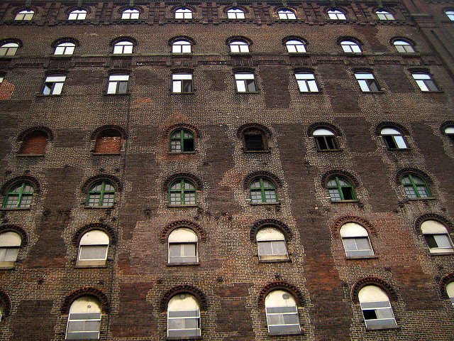 The red brick building. Author: eva101 CC BY 2.0