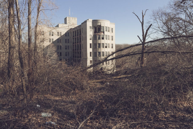 Abandoned NYC Seaview children’s hospital. Author: ビッグアップジャパン CC BY-SA 2.0
