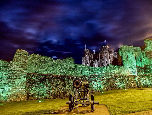 Trim Castle at night. Author: AndyMurrayPhotos CC BY-SA 4.0