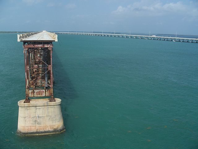 The new Bahia Honda Bridge is on right.  Author Ebyabe CC BY-SA 3.0