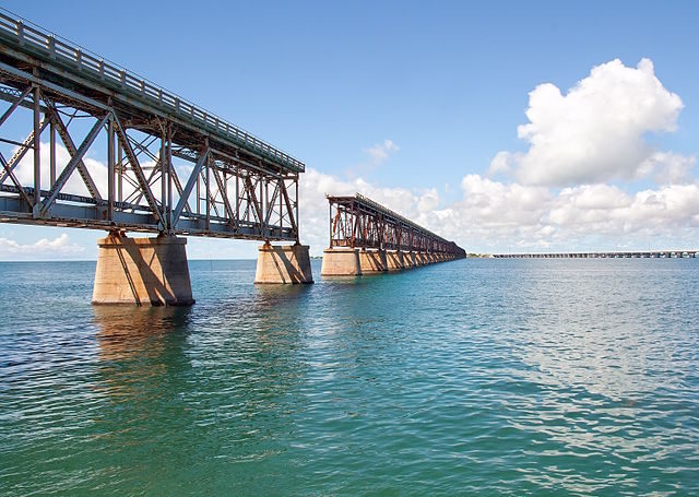 Parts of the bridge were removed. Author Mrx CC BY-SA 3.0