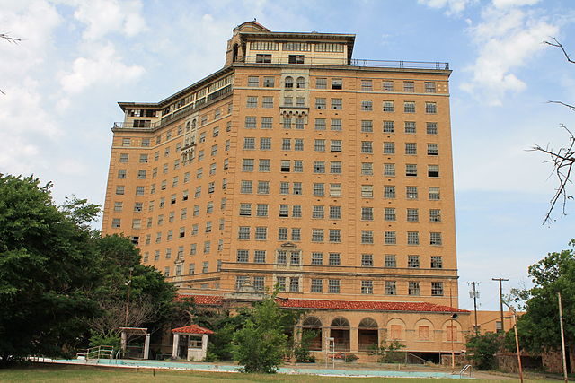The imposing structure of the Baker Hotel. Author: Renelibrary CC BY-SA 3.0 